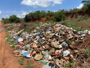 Terreno com entulho é alvo da Prefeitura e do MP em Barbalha