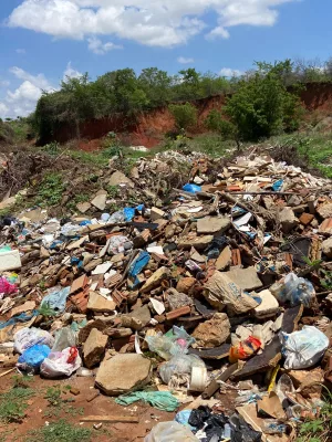 Terreno com entulho é alvo da Prefeitura e do MP em Barbalha