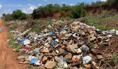Terreno com entulho é alvo da Prefeitura e do MP em Barbalha