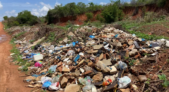 Terreno com entulho é alvo da Prefeitura e do MP em Barbalha