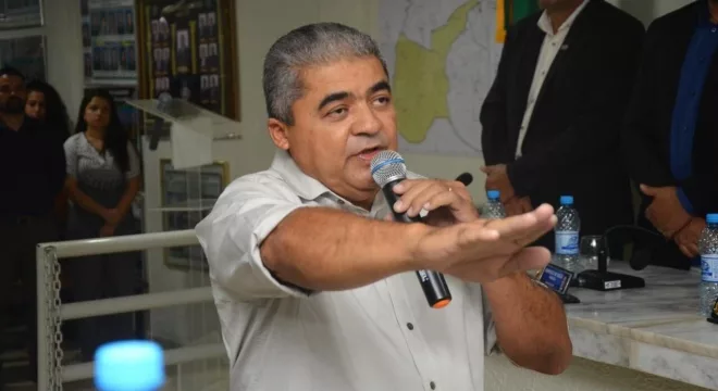 Ronaldo Pereira durante sessão de posse em Salitre.