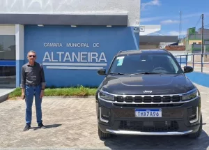 Fotos do Jeep Comander em frente ao prédio da Câmara de Altaneira foram divulgadas | Foto: Reprodução