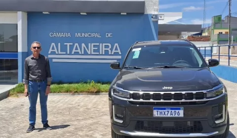 Fotos do Jeep Comander em frente ao prédio da Câmara de Altaneira foram divulgadas | Foto: Reprodução