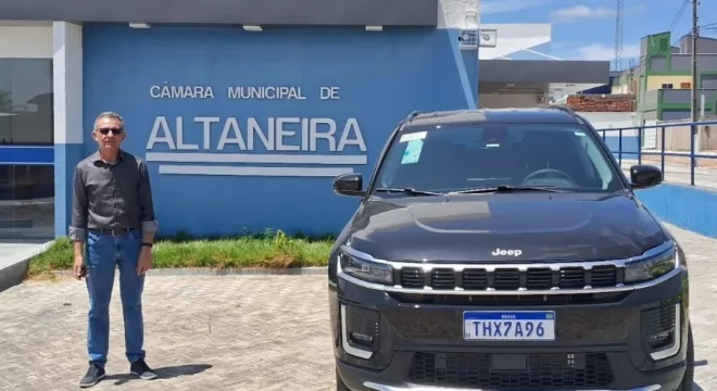 Fotos do Jeep Comander em frente ao prédio da Câmara de Altaneira foram divulgadas | Foto: Reprodução
