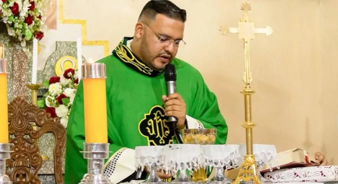 Jardel Phellipe é pároco da Paróquia de de São Vicente Ferrer, em Lavras da Mangabeira | Foto: Reprodução/ Instagram