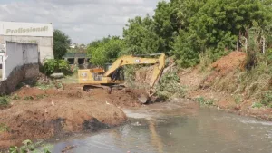 A limpeza mecanizada permite a retirada de lama, sedimentos e outros materiais que comprometem o percurso natural do riacho |