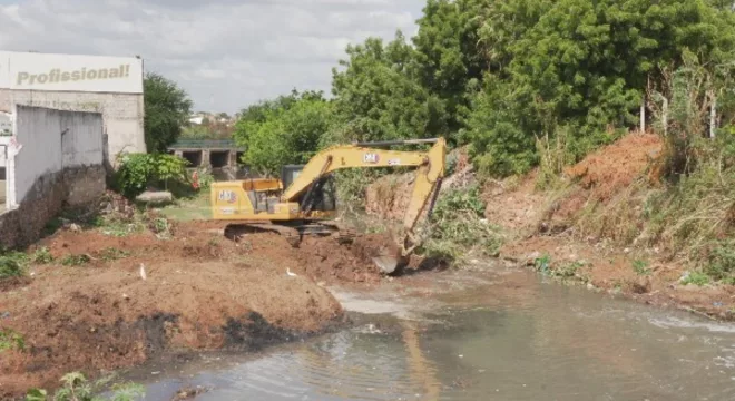 A limpeza mecanizada permite a retirada de lama, sedimentos e outros materiais que comprometem o percurso natural do riacho |