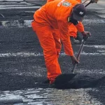 O asfalto novo chega para substituir o pavimento antigo composto por pedra tosca e paralelepípedo.
