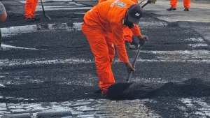 O asfalto novo chega para substituir o pavimento antigo composto por pedra tosca e paralelepípedo.