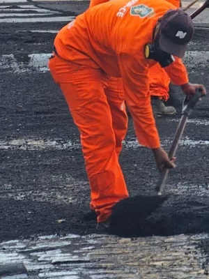 O asfalto novo chega para substituir o pavimento antigo composto por pedra tosca e paralelepípedo.