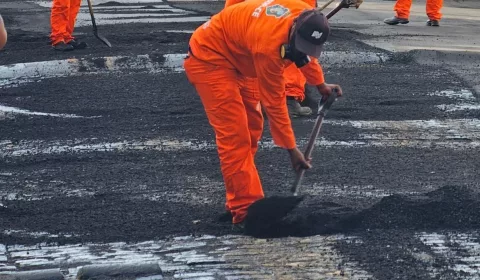 O asfalto novo chega para substituir o pavimento antigo composto por pedra tosca e paralelepípedo.