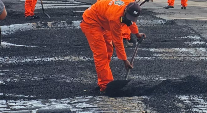 O asfalto novo chega para substituir o pavimento antigo composto por pedra tosca e paralelepípedo.