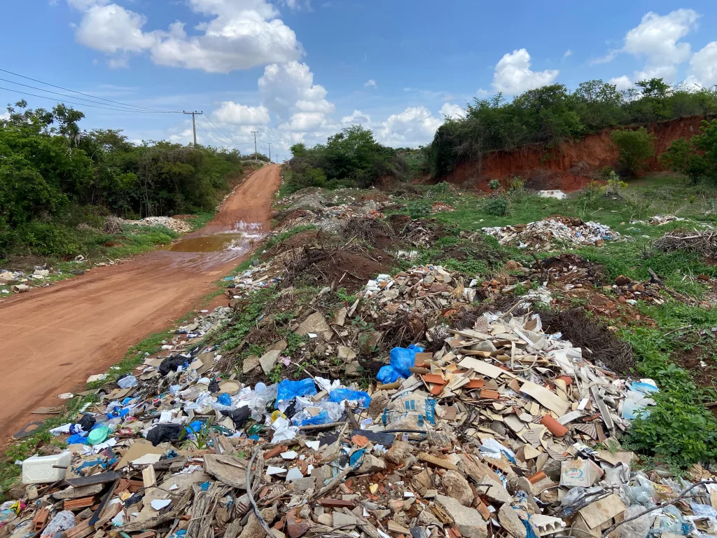 terreno com entulho em barbalha