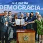 Lula e outras autoridades durante assinatura do veto do PL da Dosimetria, no Palácio do Planalto.