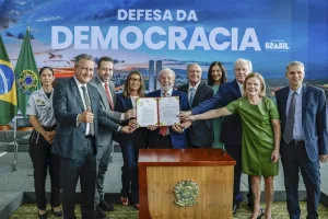 Lula e outras autoridades durante assinatura do veto do PL da Dosimetria, no Palácio do Planalto.