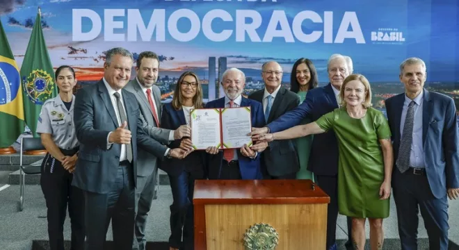 Lula e outras autoridades durante assinatura do veto do PL da Dosimetria, no Palácio do Planalto.