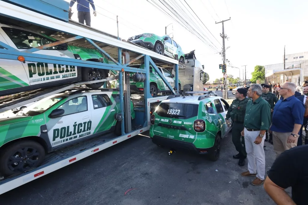 caminhão cegonha com diversas viaturas blindadas da pmce