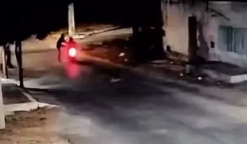 A vítima foi abordada por dois suspeitos de forma violenta e derrubada do veículo durante o crime, em Sobral.