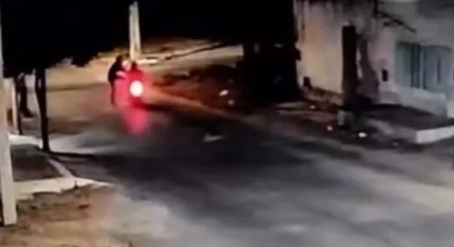 A vítima foi abordada por dois suspeitos de forma violenta e derrubada do veículo durante o crime, em Sobral.