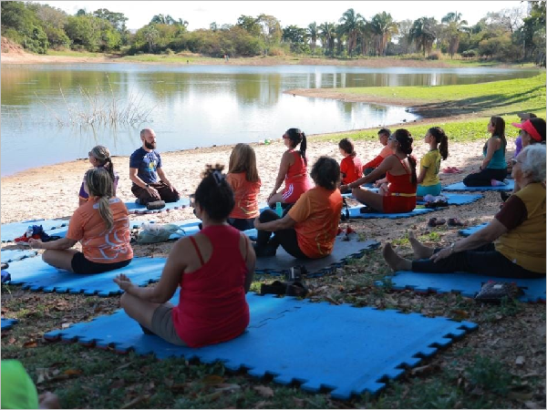 Pessoas fazendo aula de yoga no parque das timbaubas, em juazeiro do norte