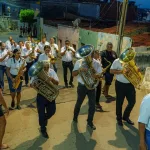 integrantes da banda de musica do crato em apresentação nas ruas