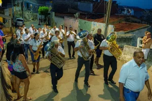 integrantes da banda de musica do crato em apresentação nas ruas