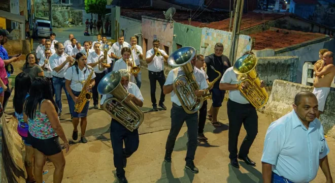 integrantes da banda de musica do crato em apresentação nas ruas
