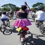 pessoas andando de bicicleta em bloco de carnaval