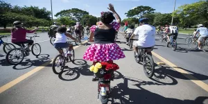 pessoas andando de bicicleta em bloco de carnaval