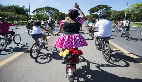 pessoas andando de bicicleta em bloco de carnaval