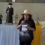 Perolina Lins, de Maceió (AL), chamou atenção durante uma missa na Basílica Nossa Senhora das Dores, em Juazeiro do Norte