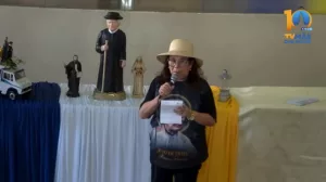 Perolina Lins, de Maceió (AL), chamou atenção durante uma missa na Basílica Nossa Senhora das Dores, em Juazeiro do Norte
