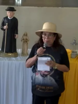 Perolina Lins, de Maceió (AL), chamou atenção durante uma missa na Basílica Nossa Senhora das Dores, em Juazeiro do Norte