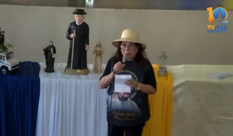 Perolina Lins, de Maceió (AL), chamou atenção durante uma missa na Basílica Nossa Senhora das Dores, em Juazeiro do Norte