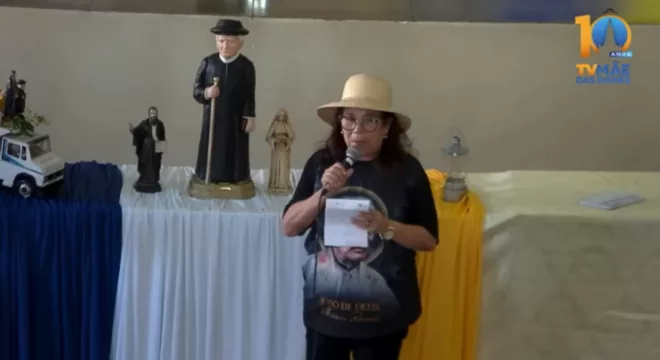 Perolina Lins, de Maceió (AL), chamou atenção durante uma missa na Basílica Nossa Senhora das Dores, em Juazeiro do Norte