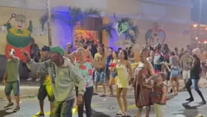 Foliões curtem carnaval sob chuva em Juazeiro do Norte