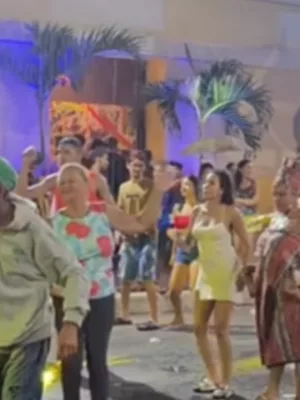 Foliões curtem carnaval sob chuva em Juazeiro do Norte