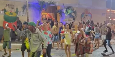 Foliões curtem carnaval sob chuva em Juazeiro do Norte