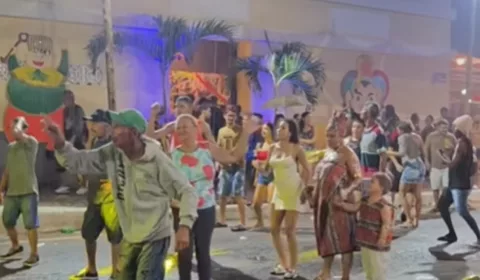 Foliões curtem carnaval sob chuva em Juazeiro do Norte