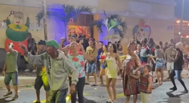 Foliões curtem carnaval sob chuva em Juazeiro do Norte