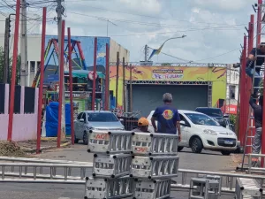 Palco do Festejuá sendo montado