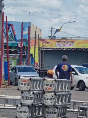 Palco do Festejuá sendo montado