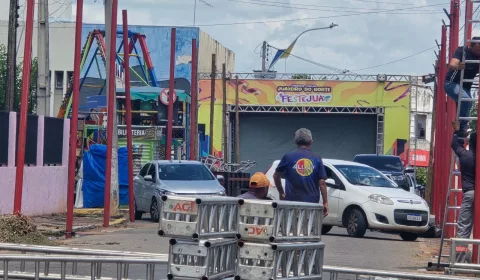 Palco do Festejuá sendo montado