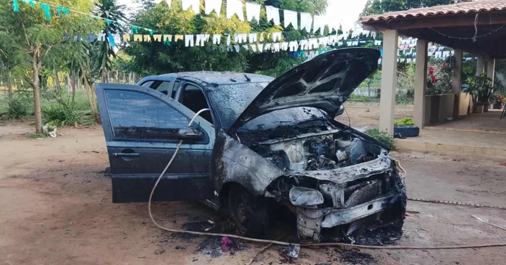 Carro após ser consumido pelas chamas em incêndio que atingiu a área externa do Museu Orgânico Terreiro Cultural da Mestre Maria de Tiê, localizado no Quilombo dos Souza, em Porteiras