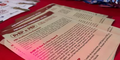 Panfleto da campanha no Carnaval do Crato sobre uso de preservativo e prevenção de ISTs.