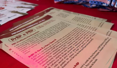 Panfleto da campanha no Carnaval do Crato sobre uso de preservativo e prevenção de ISTs.