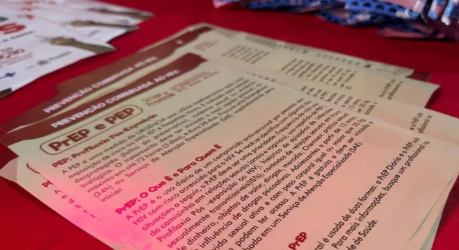 Panfleto da campanha no Carnaval do Crato sobre uso de preservativo e prevenção de ISTs.