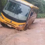 Ônibus escolar ficou atolado na Baixa do Maracujá.