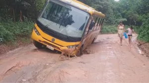 Ônibus escolar ficou atolado na Baixa do Maracujá.