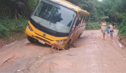 Ônibus escolar ficou atolado na Baixa do Maracujá.
